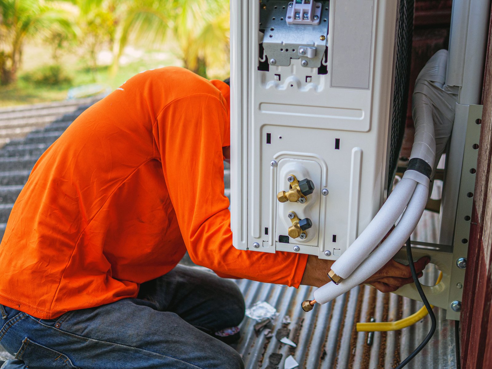 technicien réalisant des services de climatisation dans une maison. technicien réalisant des services de climatisation dans une maison.
